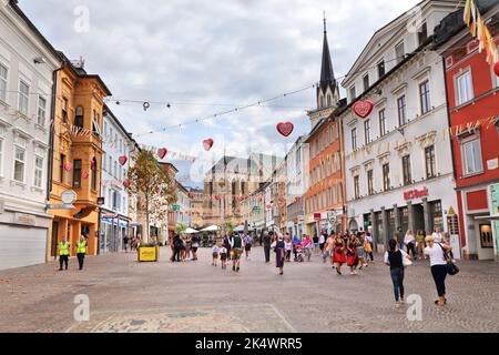 VILLACH, ÖSTERREICH - 7. AUGUST 2022: Menschen in traditionellen Kostümen besuchen den Villacher Kirchtag, allgemein bekannt als Brauchtumsfest ( Stockfoto