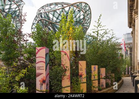 Die Polinations-Ausstellung am Victoria Square in Birmingham ist ein Fest der Farben, Schönheit und natürlichen Vielfalt und war Teil des ausgepackten Festivals Stockfoto