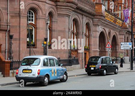 MANCHESTER, Großbritannien - 22. APRIL 2013: Taxis warten in Manchester, Großbritannien. In England gibt es 242.200 Taxi- und Privatvermietungslizenzen (Stand: März 2015). Stockfoto