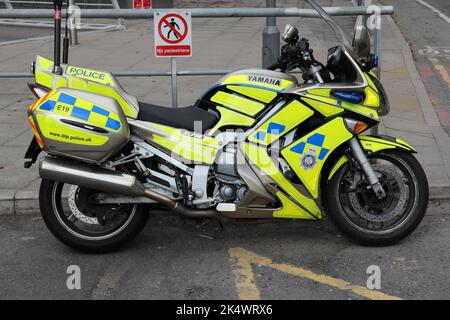 MANCHESTER, Großbritannien - 23. APRIL 2013: Yamaha Motorrad der britischen Verkehrspolizei in Manchester, Großbritannien. BTP existiert seit 1948 und beschäftigt 4.290 Mitarbeiter. Stockfoto