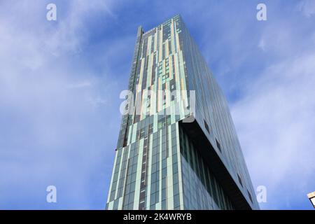 MANCHESTER, Großbritannien - 22. APRIL 2013: Beetham Tower in Manchester, Großbritannien. Der Wolkenkratzer mit gemischter Nutzung ist eines der höchsten Gebäude in Manchester (157m hoch). Stockfoto