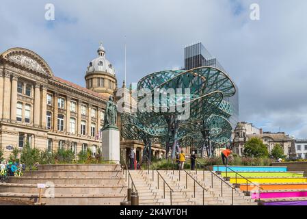 Die Polinations-Ausstellung am Victoria Square in Birmingham ist ein Fest der Farben, Schönheit und natürlichen Vielfalt und war Teil des ausgepackten Festivals Stockfoto