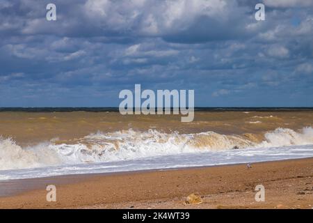 Leerer Strandblick mit Uferwasser, Landschaftsfoto an der Schwarzmeerküste an einem stürmischen Tag, Krim Stockfoto