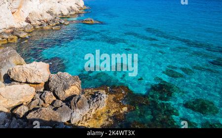 Ruhige Lagune und Küstenfelsen des Mittelmeers. Sommerlandschaft von Ayia Napa, Zypern Stockfoto
