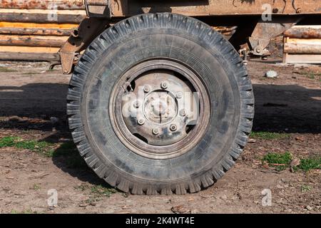 Altes rostes LKW-Rad Nahaufnahme, Vorderansicht Stockfoto