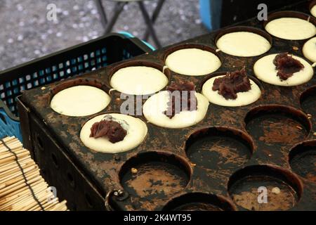 Japanische Küche. Street Food in Kyoto, Japan. Herstellung von japanischen dorayaki-Pfannkuchen mit süßer roter Bohnenpaste. Stockfoto