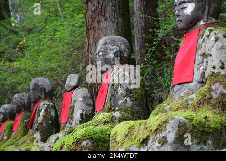Japan Monument - Narabi Jizo Statuen im Nikko Wald bei der Kanmangafuchi Schlucht. Stockfoto