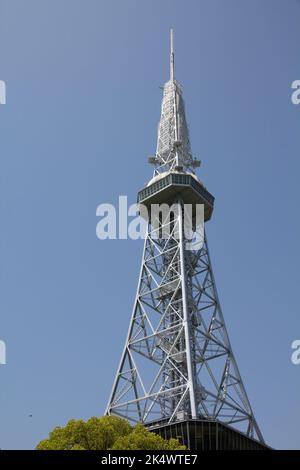 NAGOYA, JAPAN – 28. APRIL 2012: Nagoya TV Tower in Nagoya, Japan. Das Gebäude wurde 1954 fertiggestellt, ist 180m hoch und eines der Wahrzeichen von Nagoya. Stockfoto