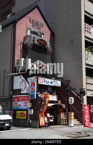 NAGOYA, JAPAN - 28. APRIL 2012: Blick auf die Straßen von Bars und Restaurants in der Innenstadt von Nagoya, Japan. Mit fast 9 Millionen Menschen ist Nagoya die 3. größten Stockfoto