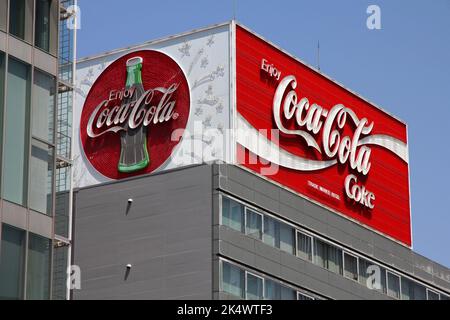 NAGOYA, JAPAN - 28. APRIL 2012: Straßenansicht von Coca-Cola riesiger Neonwerbung in Nagoya, Japan. Stockfoto