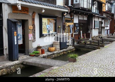 FURUKAWA-HIDA, JAPAN - 30. APRIL 2012: Straßen von Furukawa-Hida in Japan. Furukawa ist eine historische Stadt in der Präfektur Gifu aus dem Jahr 1586 und ist ein Stockfoto