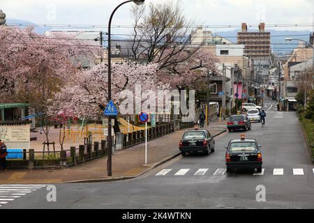 KYOTO, JAPAN - 14. APRIL 2012: Taxis fahren in der Innenstadt von Kyoto City, Japan. 13.413.600 ausländische Touristen besuchten Japan im Jahr 2014. Stockfoto