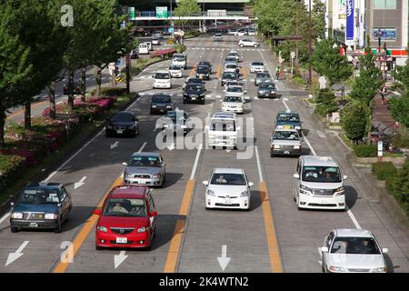 NAGOYA, JAPAN – 3. MAI 2012: Menschen fahren im Verkehr in Nagoya, Japan. Mit 589 Fahrzeugen pro Kopf gehört Japan zu den am meisten motorisierten Ländern weltweit Stockfoto