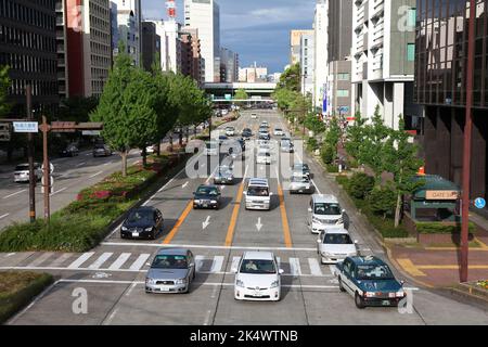 NAGOYA, JAPAN – 3. MAI 2012: Menschen fahren im Verkehr in Nagoya, Japan. Mit 589 Fahrzeugen pro Kopf gehört Japan zu den am meisten motorisierten Ländern weltweit Stockfoto