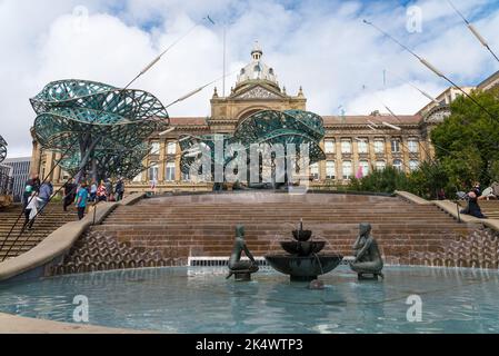 Die Polinations-Ausstellung am Victoria Square in Birmingham ist ein Fest der Farben, Schönheit und natürlichen Vielfalt und war Teil des ausgepackten Festivals Stockfoto