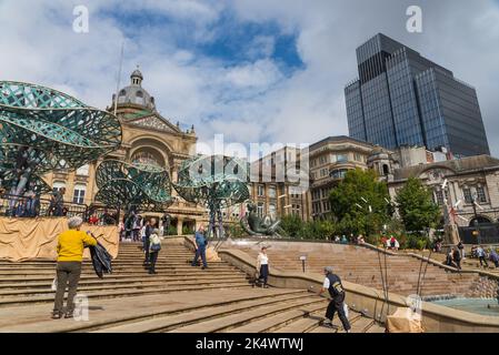 Die Polinations-Ausstellung am Victoria Square in Birmingham ist ein Fest der Farben, Schönheit und natürlichen Vielfalt und war Teil des ausgepackten Festivals Stockfoto