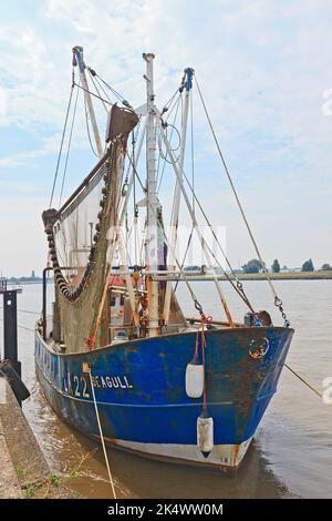 Der Fischtrawler liegt am South Quay am Fluss Great Ouse in King's Lynn, Norfolk, Großbritannien Stockfoto