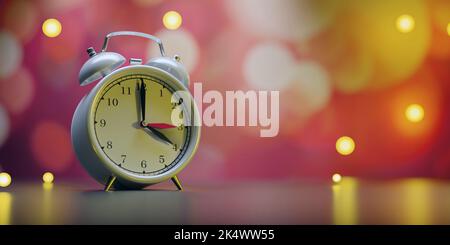 Rückfallzeit. Sommerzeit Ende. Wecker und Bokeh-Lichter, eine Stunde zurück Wechsel in der Nacht. 3D Rendern Stockfoto