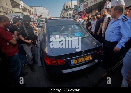 Nablus, Palästina. 4. Oktober 2022. Palästinensische Sicherheitskräfte bringen ein Auto jüdischer Siedler in die Stadt Nablus im besetzten Westjordanland. Palästinensische Schützen entführten vier Siedler, während sie sich mitten auf einem Markt in der Stadt Nablus im Westjordanland befanden. Die Palästinensische Autonomiebehörde übergab sie der israelischen Seite ohne Schäden oder Verletzungen. (Bild: © Nasser Ishtayeh/SOPA Images via ZUMA Press Wire) Stockfoto