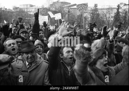 Kundgebung der Demokratischen Front, St. Alexander Newski Sq., Sofia, Bulgarien. Die zweite Kundgebung der Opposition seit dem Putsch am 10. November 1989. Stockfoto