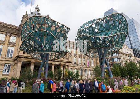 Die Polinations-Ausstellung am Victoria Square in Birmingham ist ein Fest der Farben, Schönheit und natürlichen Vielfalt und war Teil des ausgepackten Festivals Stockfoto