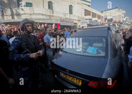 Nablus, Palästina. 4. Oktober 2022. Palästinensische Sicherheitskräfte bringen ein Auto jüdischer Siedler in die Stadt Nablus im besetzten Westjordanland. Palästinensische Schützen entführten vier Siedler, während sie sich mitten auf einem Markt in der Stadt Nablus im Westjordanland befanden. Die Palästinensische Autonomiebehörde übergab sie der israelischen Seite ohne Schäden oder Verletzungen. (Bild: © Nasser Ishtayeh/SOPA Images via ZUMA Press Wire) Stockfoto