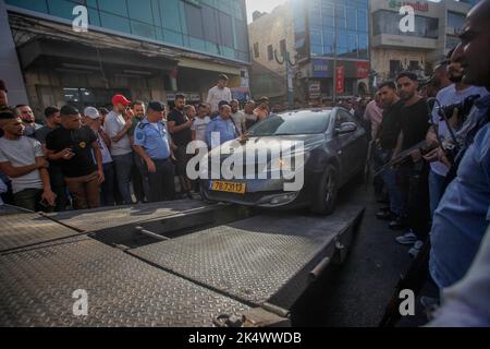 Nablus, Palästina. 4. Oktober 2022. Palästinensische Sicherheitskräfte bringen ein Auto jüdischer Siedler in die Stadt Nablus im besetzten Westjordanland. Palästinensische Schützen entführten vier Siedler, während sie sich mitten auf einem Markt in der Stadt Nablus im Westjordanland befanden. Die Palästinensische Autonomiebehörde übergab sie der israelischen Seite ohne Schäden oder Verletzungen. (Bild: © Nasser Ishtayeh/SOPA Images via ZUMA Press Wire) Stockfoto