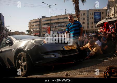 Nablus, Palästina. 4. Oktober 2022. Palästinensische Sicherheitskräfte bringen ein Auto jüdischer Siedler in die Stadt Nablus im besetzten Westjordanland. Palästinensische Schützen entführten vier Siedler, während sie sich mitten auf einem Markt in der Stadt Nablus im Westjordanland befanden. Die Palästinensische Autonomiebehörde übergab sie der israelischen Seite ohne Schäden oder Verletzungen. (Bild: © Nasser Ishtayeh/SOPA Images via ZUMA Press Wire) Stockfoto