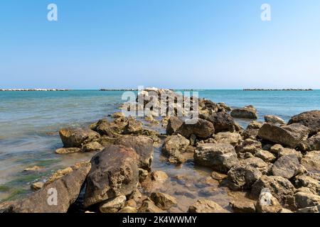 Seeslandschaft mit Felsen und ruhigem Meer Stockfoto