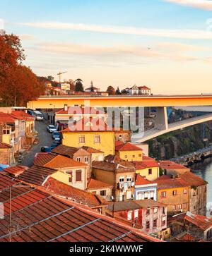 Malerisches Stadtbild in der Altstadt bei Sonnenuntergang mit Blick auf Ponte Infante Dom Henrique, Porto, Portugal Stockfoto