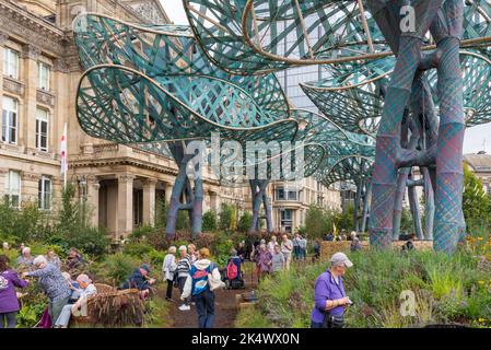 Die Polinations-Ausstellung am Victoria Square in Birmingham ist ein Fest der Farben, Schönheit und natürlichen Vielfalt und war Teil des ausgepackten Festivals Stockfoto