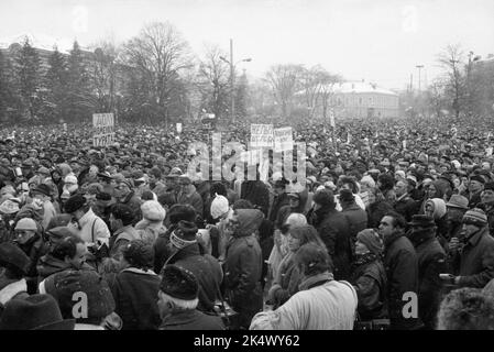 Kundgebung der Demokratischen Front, St. Alexander Newski Sq., Sofia, Bulgarien. Die zweite Kundgebung der Opposition seit dem Putsch am 10. November 1989. Stockfoto