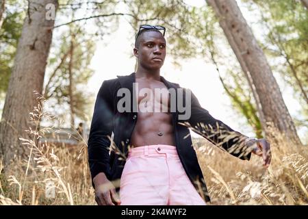 Fashion Portrait Eines schönen schwarzen Mannes im Freien. Stockfoto