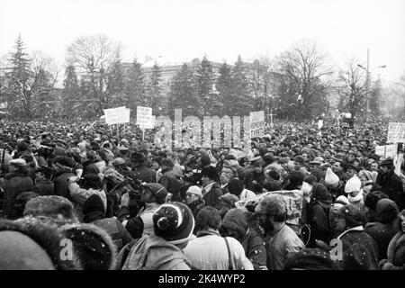 Kundgebung der Demokratischen Front, St. Alexander Newski Sq., Sofia, Bulgarien. Die zweite Kundgebung der Opposition seit dem Putsch am 10. November 1989. Stockfoto