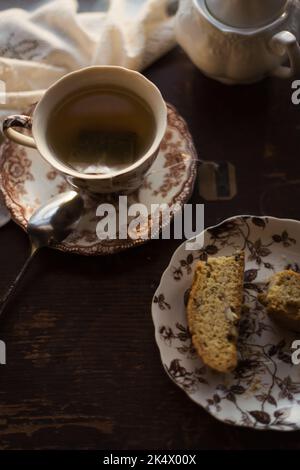 Foto von einer Tasse Tee und Biscotti im Morgenlicht Stockfoto