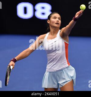 Ostrava, Tschechische Republik. 04. Oktober 2022. Emma Raducanu aus Großbritannien im Einsatz beim WTA AGEL Open 2022 Frauen-Tennisturnier gegen Darja Kasatkina aus Russland in Ostrava, Tschechische Republik, 4. Oktober 2022. Kredit: Jaroslav Ozana/CTK Foto/Alamy Live Nachrichten Stockfoto