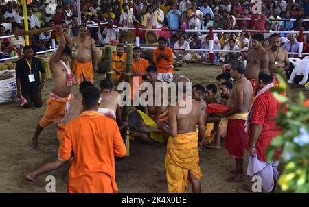 Guwahati, Guwahati, Indien. 4. Oktober 2022. Ein Büffel wird am Dienstag, den 4.. Oktober 2022, während der Feier des Festivals Navami of Durga puja in Bileswar Devalaya, Belsor im Nalbari-Distrikt von Assam Indien, geopfert. (Bild: © Dasarath Deka/ZUMA Press Wire) Bild: ZUMA Press, Inc./Alamy Live News Stockfoto