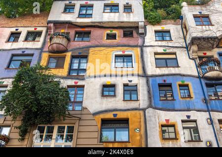 Farbenfrohe Fassade des Hundertwasserhauses, eines von Friedensreich Hundertwasser entworfenen Mehrfamilienhauses in Wien, Österreich Stockfoto