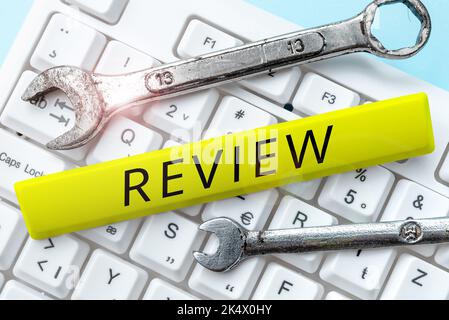 Signieren, um die Überprüfung anzuzeigen. Business Showcase bewertet die fragende Arbeit anhand ihrer Stärken und Schwächen Stockfoto