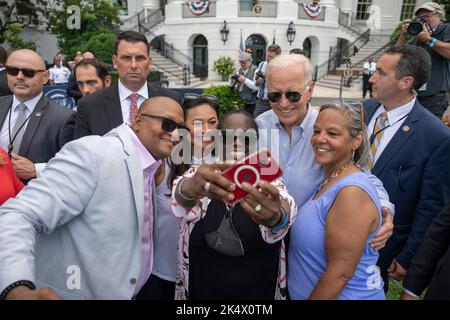 Washington, Usa. 12. Juli 2022. US-Präsident Joe Biden macht ein Selfie mit geladenen Gästen beim Kongress-Picknick auf dem South Lawn des Weißen Hauses, 12. Juli 2022, in Washington, D.C. Quelle: Adam Schultz/White House Photo/Alamy Live News Stockfoto