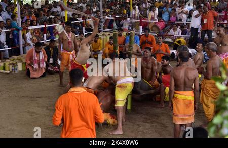 Guwahati, Guwahati, Indien. 4. Oktober 2022. Ein Büffel wird am Dienstag, den 4.. Oktober 2022, während der Feier des Festivals Navami of Durga puja in Bileswar Devalaya, Belsor im Nalbari-Distrikt von Assam Indien, geopfert. (Bild: © Dasarath Deka/ZUMA Press Wire) Bild: ZUMA Press, Inc./Alamy Live News Stockfoto