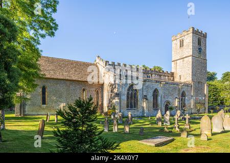 Im Hochsommer ist es am frühen Morgen hell auf der sächsischen Kirche St. Mary im Cotswold-Dorf Bibury, Gloucestershire, England Stockfoto