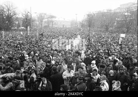 Kundgebung der Demokratischen Front, St. Alexander Newski Sq., Sofia, Bulgarien. Die zweite Kundgebung der Opposition seit dem Putsch am 10. November 1989. Stockfoto