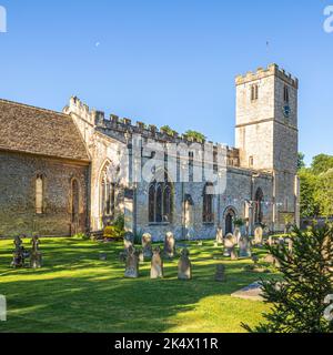 Im Hochsommer ist es am frühen Morgen hell auf der sächsischen Kirche St. Mary im Cotswold-Dorf Bibury, Gloucestershire, England Stockfoto