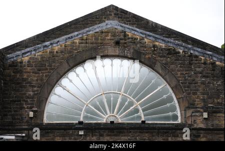 Das eisengerahmte Glasfenster an der Buxton Station im Derbyshire Peak District, dem Überlebenden eines Paares aus dem Jahr 1836, ist unter Denkmalschutz gestellt und geschützt. Stockfoto