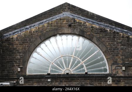 Das eisengerahmte Glasfenster an der Buxton Station im Derbyshire Peak District, dem Überlebenden eines Paares aus dem Jahr 1836, ist unter Denkmalschutz gestellt und geschützt. Stockfoto