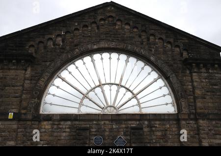 Das eisengerahmte Glasfenster an der Buxton Station im Derbyshire Peak District, dem Überlebenden eines Paares aus dem Jahr 1836, ist unter Denkmalschutz gestellt und geschützt. Stockfoto