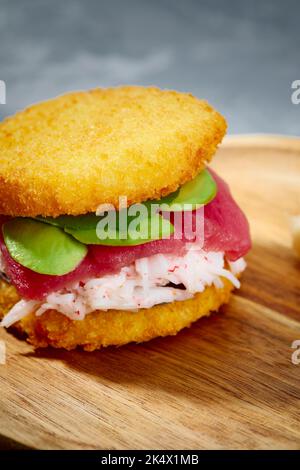 Sushi-Menü mit Burger aus Reis und Thunfisch, Avocado, leichtem Käse und Nori Stockfoto