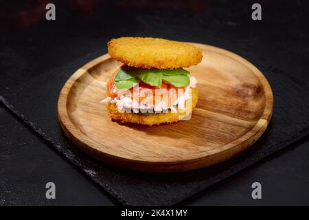 Sushi-Menü mit Burger aus Reis und geräucherter Lachs, Avocado, leichte Käse und nori Stockfoto