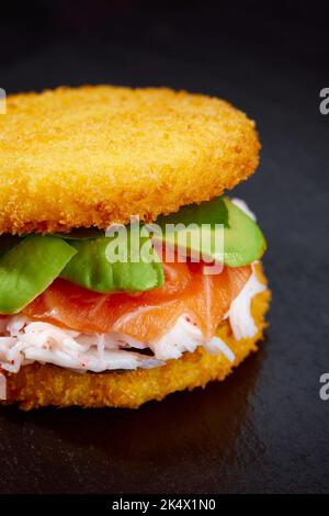 Sushi-Menü mit Burger aus Reis und geräucherter Lachs, Avocado, leichte Käse und nori Stockfoto